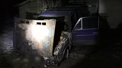 У прикарпатському селі за ніч горіли два будинки та авто. Поліція шукає паліїв