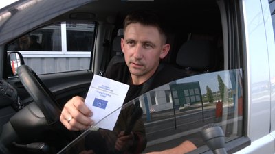Сканують QR-коди. Як на Львівщині прикордонники перевіряють COVID-сертифікати