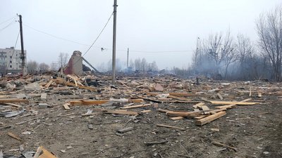 "Скло гримить, все гримить". У Дружбі на Сумщині через російську атаку пошкоджені магазини, храм та оселі "Скло гримить, все гримить". У Дружбі на Сумщині через російську атаку пошкоджені магазини, храм та оселі