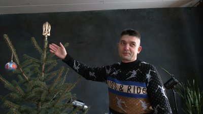 Павло Чмирук показує верхівку ялинки у вигляді тризуба Павло Чмирук показує верхівку ялинки у вигляді тризуба