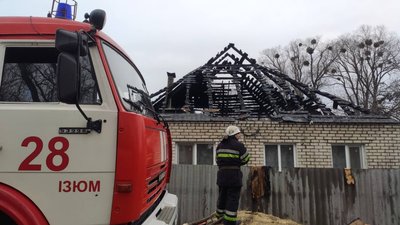 У Ізюмі на Харківщині рятувальники винесли з палаючого будинку двох дітей У Ізюмі на Харківщині рятувальники винесли з палаючого будинку двох дітей