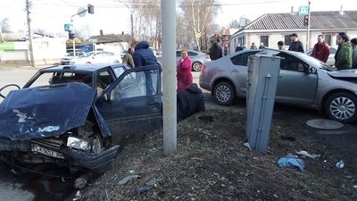 Аварія з двома автомобілями у Сумах: один легковик врізався в ріг будинку