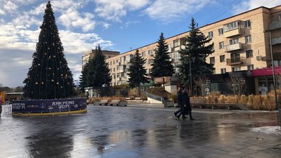 Ялинка у Рівному біля Злати плази