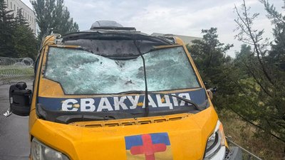Пошкоджений евакуаційний автомобіль волонтерів на Донеччині 25 червня 2026 року