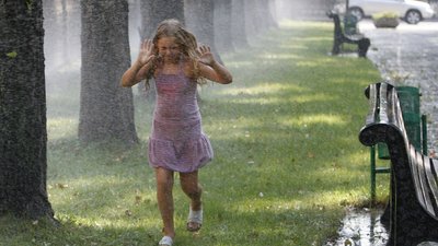 Синоптики попередили про зливи на заході та пожежну небезпеку на півдні