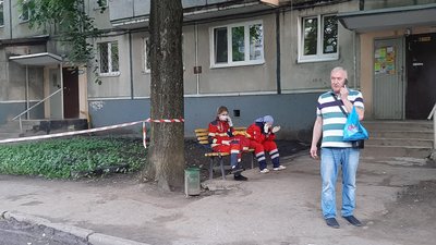 Спецоперація у Харкові: в під'їзді будинку затримали чоловіка, який міг бути озброєний гранатою Спецоперація у Харкові: в під'їзді будинку затримали чоловіка, який міг бути озброєний гранатою