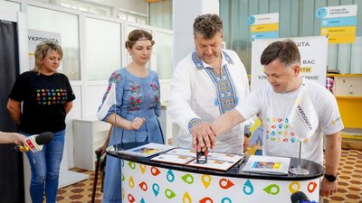 Продаж марки "Українська мрія" розпочали у всіх відділеннях "Укрпошти" у Житомирі Продаж марки "Українська мрія" розпочали у всіх відділеннях "Укрпошти" у Житомирі