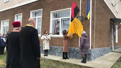 У Більшівцях на Прикарпатті відкрили пам’ятну дошку на будівлі колишньої в'язниці НКВС У Більшівцях на Прикарпатті відкрили пам’ятну дошку на будівлі колишньої в'язниці НКВС