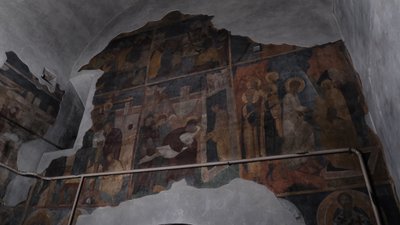 Лущаться стіни біля фресок. Найдавніший храм Буковини потребує ремонту