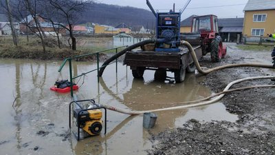 Майже 1,5 тисячі кубометрів води відкачали рятувальники з підтоплених дворів на Закарпатті Майже 1,5 тисячі кубометрів води відкачали рятувальники з підтоплених дворів на Закарпатті