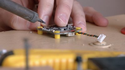 Волонтер зі Сміли Олег Таібов виготовляє дрони для військових Волонтер зі Сміли Олег Таібов виготовляє дрони для військових