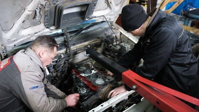 Вінницькі волонтери ремонтують три автомобілі для бійців з передової Вінницькі волонтери ремонтують три автомобілі для бійців з передової