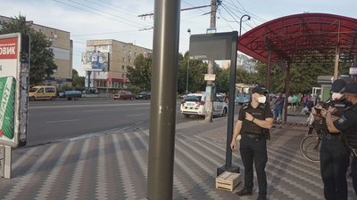 У Житомирі через залишену сумку на півтори години оточили ринок Хмільники У Житомирі через залишену сумку на півтори години оточили ринок Хмільники