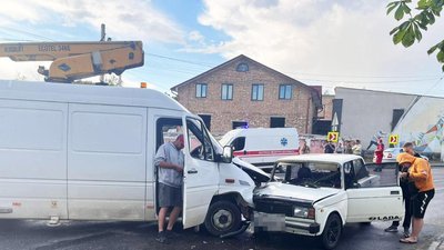 Зіткнулись мікроавтобус та легковик: на Хмельниччині у ДТП травмувався 19-річний хлопець