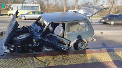 У Рівному потрійна ДТП: водія затисло в машині У Рівному потрійна ДТП: водія затисло в машині