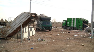 На Житомирщині жителі одного з сіл стережуть сміттєзвалище, куди звозять сміття з інших регіонів На Житомирщині жителі одного з сіл стережуть сміттєзвалище, куди звозять сміття з інших регіонів