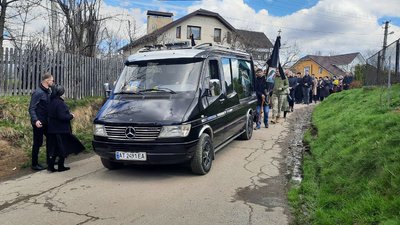 У Вигоді на Івано-Франківщині поховали військовослужбовця Анатолія Вертепного У Вигоді на Івано-Франківщині поховали військовослужбовця Анатолія Вертепного