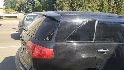 "Почув два хлопки". У Конотопі на Сумщині пошкодили автівку депутата