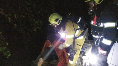 На Хмельниччині під час гасіння пожежі у будинку рятувальники врятували чоловіка