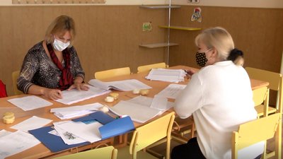 Учні - на канікули, в школах облаштовують дільниці. Як Херсон готується до місцевих виборів Учні - на канікули, в школах облаштовують дільниці. Як Херсон готується до місцевих виборів