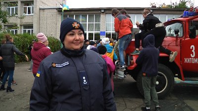 У Житомирі поліцейські та рятувальники провели уроки для дітей з вадами слуху У Житомирі поліцейські та рятувальники провели уроки для дітей з вадами слуху