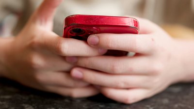 телефон в дитячих руках ілюстративне