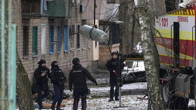 Українські рятувальники у Києві біля нерозірваної ракети 