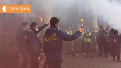 Біля Львівської ОДА протестували ветерани війни, вимагали повернути пільги на проїзд Біля Львівської ОДА протестували ветерани війни, вимагали повернути пільги на проїзд