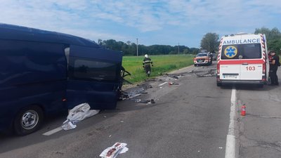 На Чернігівщині у ДТП загинули двоє людей, ще троє травмувалися На Чернігівщині у ДТП загинули двоє людей, ще троє травмувалися