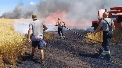 Через обстріли з боку військ РФ сталися пожежі на полях Миколаївщини Через обстріли з боку військ РФ сталися пожежі на полях Миколаївщини