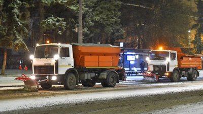 На дорогах обласного центру Волині працює снігоочисна техніка