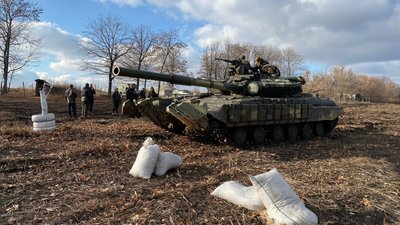 На Донеччині українські військові провели танкові навчання