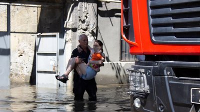 Вода заблокувала одну з вулиць в Одесі: рятувальники евакуювали 55 людей Вода заблокувала одну з вулиць в Одесі: рятувальники евакуювали 55 людей