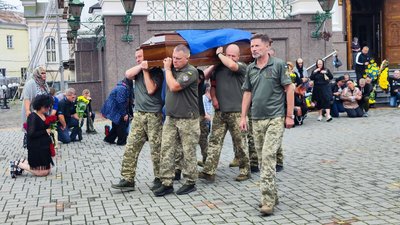 Лучани попрощалися з загиблим бійцем Русланом Лужанцовим Лучани попрощалися з загиблим бійцем Русланом Лужанцовим