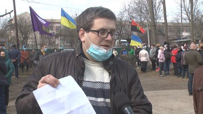 Не розумію, за що голова та старости отримують десятки тисяч зарплати, обурюється депутат Вовковинецької селищної ради Олександр Черешня. Не розумію, за що голова та старости отримують десятки тисяч зарплати, обурюється депутат Вовковинецької селищної ради Олександр Черешня.