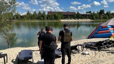 Правоохоронці та рятувальники на березі озера, де втопився хлопчик