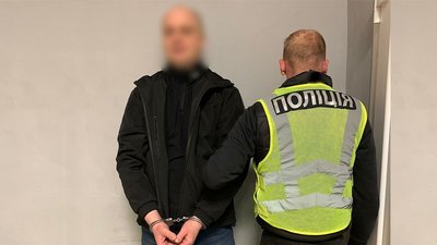 Вдарив ножем поліцейського