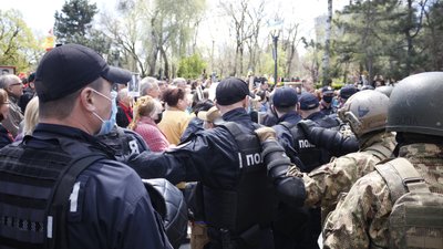 В Одесі між поліцією та "Безсмертним полком" сталися сутички. Є затримані В Одесі між поліцією та "Безсмертним полком" сталися сутички. Є затримані