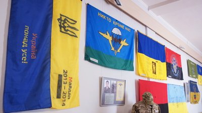 Від волонтерів та захисників: у Вінниці презентували 38 українських прапорів