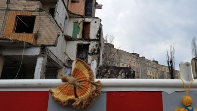 40 днів трагедії. Біля зруйнованого ракетним ударом будинку в Дніпрі провели панахиду за загиблими 40 днів трагедії. Біля зруйнованого ракетним ударом будинку в Дніпрі провели панахиду за загиблими