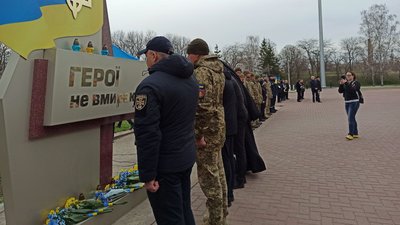 Над Кропивницьким підняли новий прапор України. Попередній пошкодився через вітер та дощ Над Кропивницьким підняли новий прапор України. Попередній пошкодився через вітер та дощ