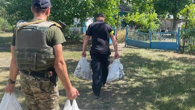 Поліцейські привезли гуманітарну допомогу у деокуповані села Херсонщини