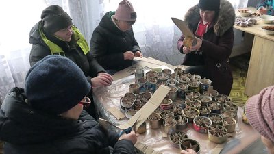 Готують енергетичні батончики для ЗСУ. Мешканці села на півночі Сумщини організували волонтерський центр Готують енергетичні батончики для ЗСУ. Мешканці села на півночі Сумщини організували волонтерський центр