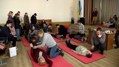 У Житомирі місцевих жителів навчають основним правилам надання першої домедичної допомоги У Житомирі місцевих жителів навчають основним правилам надання першої домедичної допомоги