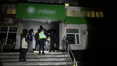 Слідчі поруч із підпаленим відділенням банку