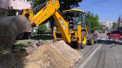 В Ірпені замінюють труби радянських часів на нові