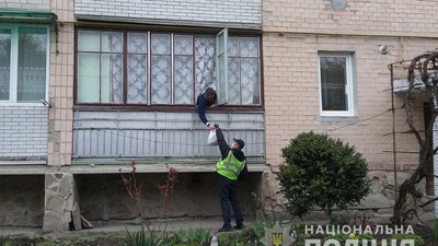 Поліцейські допомогли мешканцеві Бережан, який перебуває на самоізоляції