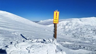 У Карпатах рятувальники встановили знаки, що попереджають про сніголавинну небезпеку У Карпатах рятувальники встановили знаки, що попереджають про сніголавинну небезпеку