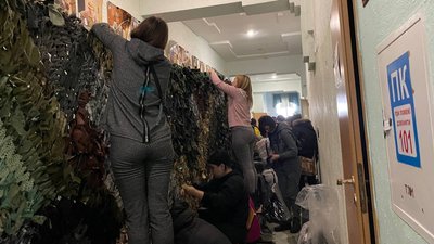 Тернополяни плетуть маскувальні сітки Тернополяни плетуть маскувальні сітки