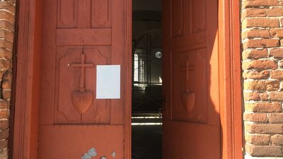 Двері костелу в неоготичному стилі Двері костелу в неоготичному стилі